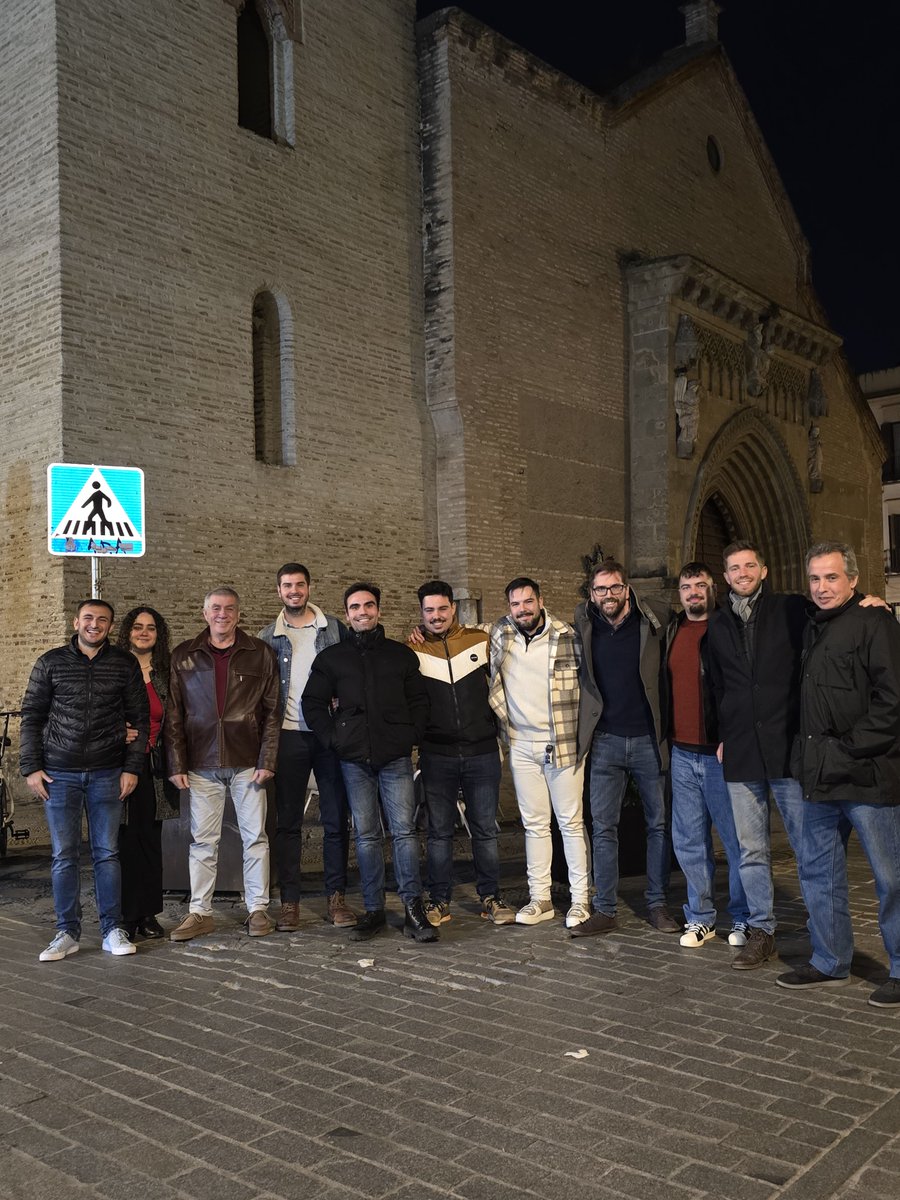 Seguimos haciendo equipo. 

Ayer los entrenadores del Macasta se fueron de cena.