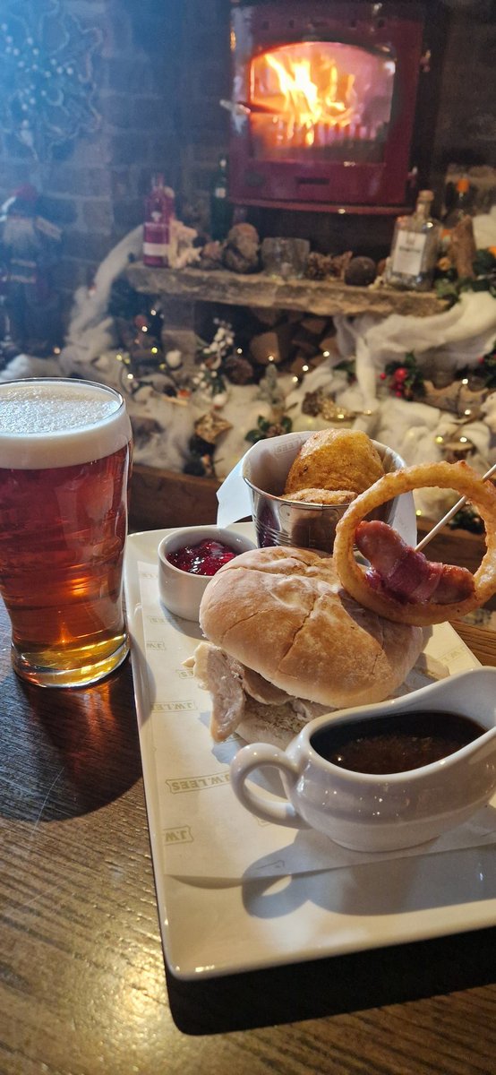 RoseofLancs's tweet image. Well done @mags_sheeran winning our Plum Pudding pints 💜
Today you can win our Christmas in Bun washed down with a Pint of Plum 💜 🍺 💜
Simply like and share to be in with a chance of winning 
Merry Rosemas 🌹
 #Christmas2024 #ChristmasGiveaway ❤️🌹🍻
