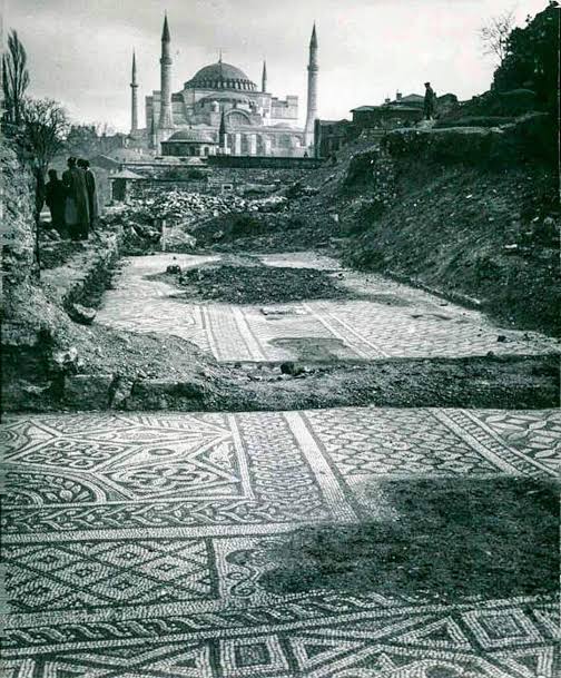 baharcetiner_'s tweet photo. Bir zamanlar Sultanahmet Meydanı, Roma dönemine ait zemin mozaikleriyle kaplı https://t.co/pazY7rXJjP