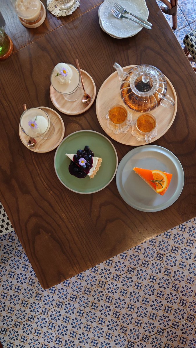BangkokHospital's tweet photo. 【Ari Cafe & Bistro】
日曜日の午後、どのようにお過ごしですか?
素敵な一軒家カフェでのんびり過ごすのも良いですよね☕
そこで今日は「Ari Cafe & Bistro」をご紹介します。
お庭も素敵なこちらのカフェ、お食事メニューも然ることながら、手作りのデザートメニューも絶品です。
今回は残念ながら売り切れてしまっていたのですが、手作りバナフィーケーキがとても美味しい!🍌 日本スタイルのコーヒーゼリーもおすすめです。
このカフェ、バンコク病院のパートナーですので、当院の無料シャトルバスをご利用いただいてのご来店も可能。お店はR棟シャトルバス乗り場からYaek3側出入口を使うと歩いて3分ほどですので、ぜひご利用ください😊
(基本年中無休、朝10時から夜7時まで)
#バンコク病院
#バンコク病院情報
#バンコク病院グルメ
#AriCafeandBistro
#BangkokHospital
