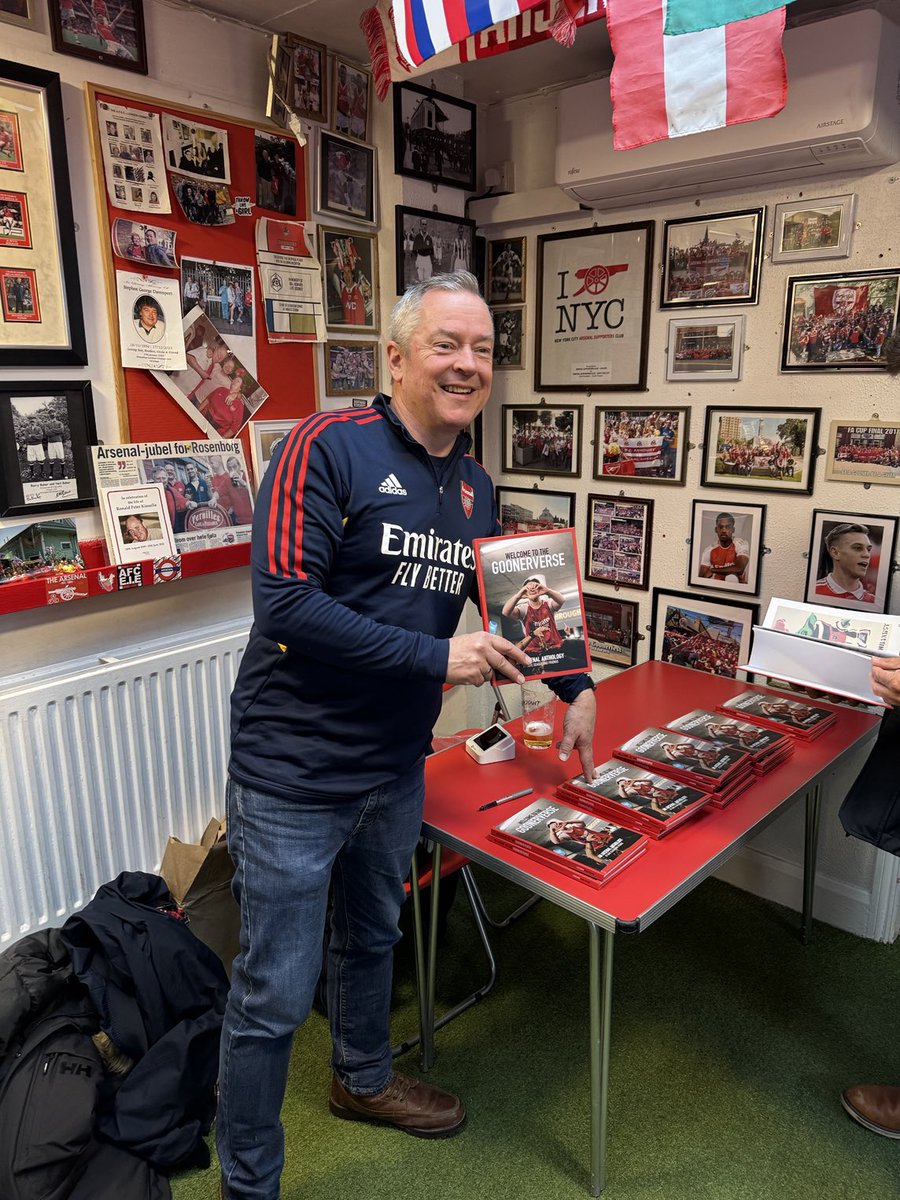 Lovely, friendly book signing at the <a href="/AFSCLondon/">Arsenal Supporters Club 💥</a> pre match. Shame about the match itself. 😀

Great venue, perfect hosts.

<a href="/gunflash_gooner/">gunflashgooner</a> <a href="/Ed2021Keithy/">Sir Chips and Rice</a> <a href="/SuburbanGooner/">SuburbanGoonerChris</a> <a href="/Susana_rf1/">Susana</a>