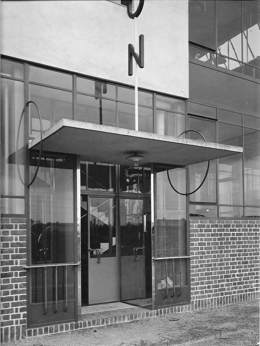 TRES60Blog's tweet photo. Fábrica y Oficinas Aiton &amp; Co, en Derby (Inglaterra). Proyectada en 1931 por las arquitectas británicas Norah Aiton y Betty Scott.

Fuente: Lynne Walker.

#NorahAiton #BettyScott #Aiton&amp;Co #arquitectura #arquitecturamoderna #architecture #modernarchitecture https://t.co/R3BMI0QWC1