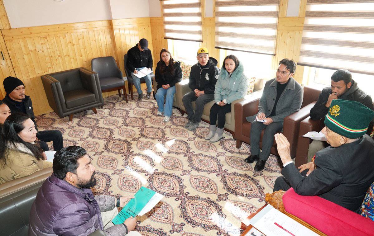 lg_ladakh's tweet photo. Delegation of Class 4 employees of Leh and Kargil Districts called on the HLG and sought HLG’s intervention in revising the grade pay of Class 4 employees as per 7th Pay Commission.
#7thPayCommission
#Class4Employees https://t.co/T4q88u2jPB