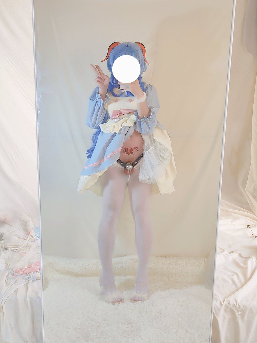 拍照姿势比较僵硬，因为屁股里插了个更硬的
＃男娘 ＃伪娘 ＃可爱的男孩子