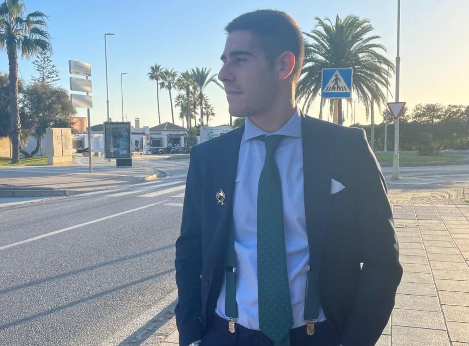 Una fotografía de Carlos Salcedo, protagonista del Cartel Oficial de la Semana Santa de Motril 2025