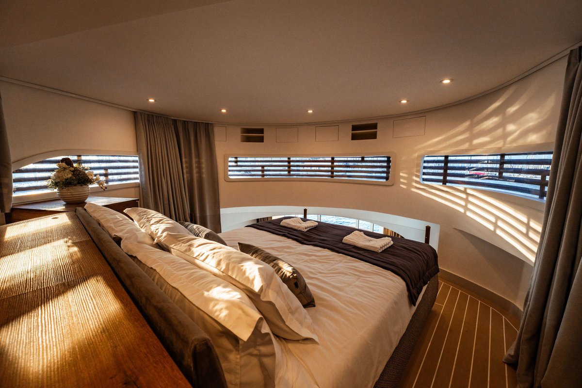 OasisMeu's tweet photo. Wake up to sunlight dancing on the waves. Amor’s bedroom is designed for the sweetest dreams. https://t.co/y1Gmfu8wl8