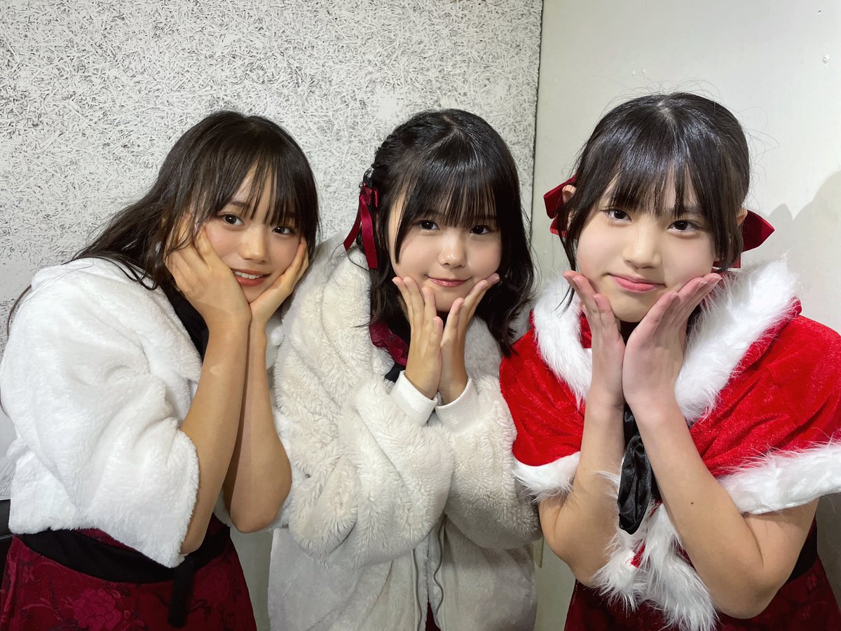 「元町クリスマスマーケット」🎅
お越しいただきありがとうございました🎄

初めての野外ライブでした🎤
大勢の方に見ていただきました！1人でも多くの方にAZTiC研修生を覚えてもらえたら嬉しいです🥰