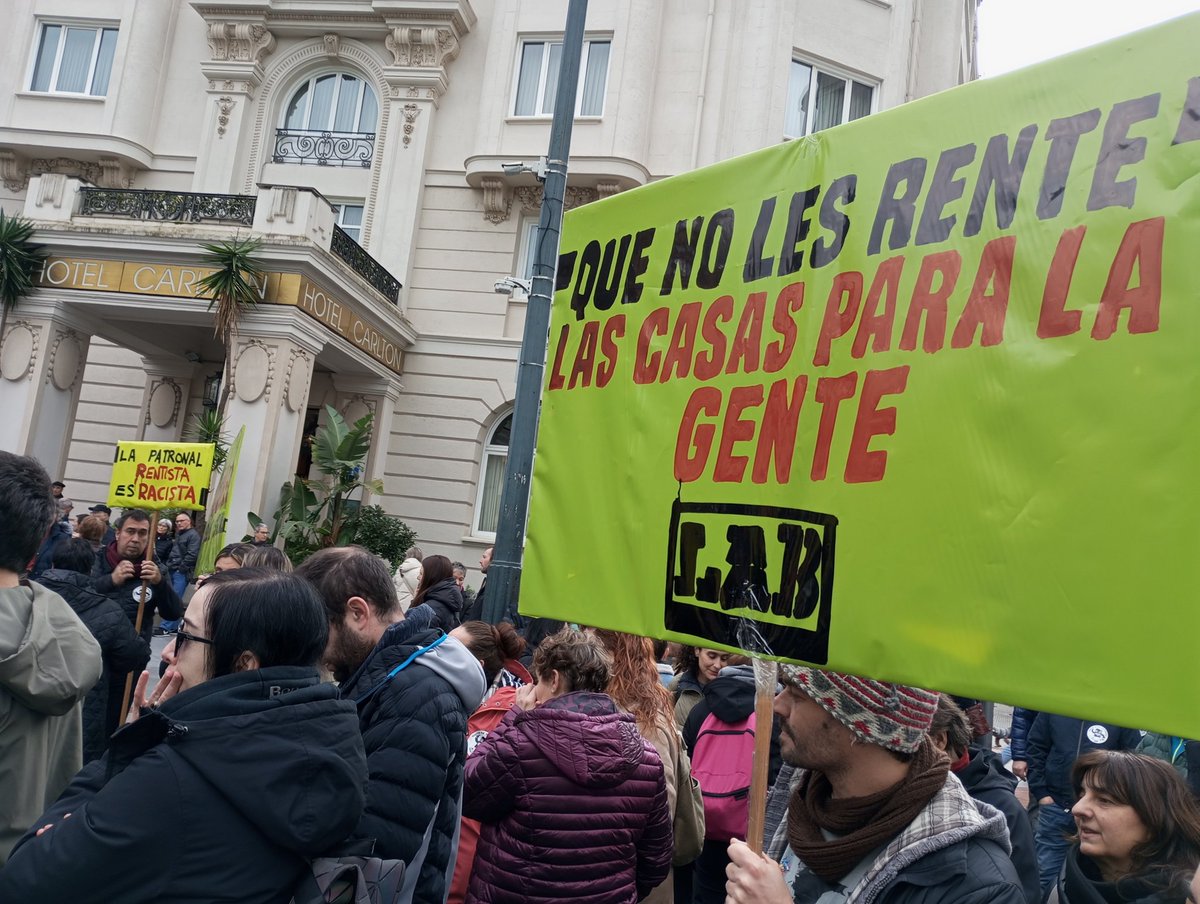 Atzo milaka lagun elkartu ginen Bilbon etxebizitza eskubidearen alde eta negozioaren aurka. <a href="/LABsindikatua/">LAB SINDIKATUA</a> ko kideok ere, bertan izan ginen👇🏽
web.lab.eus/abiatu/2024/12…
 Estamos decididas a no sufrir solas ni en silencio la problematica de la vivienda.👇🏽
web.lab.eus/abiatu/es/2024…