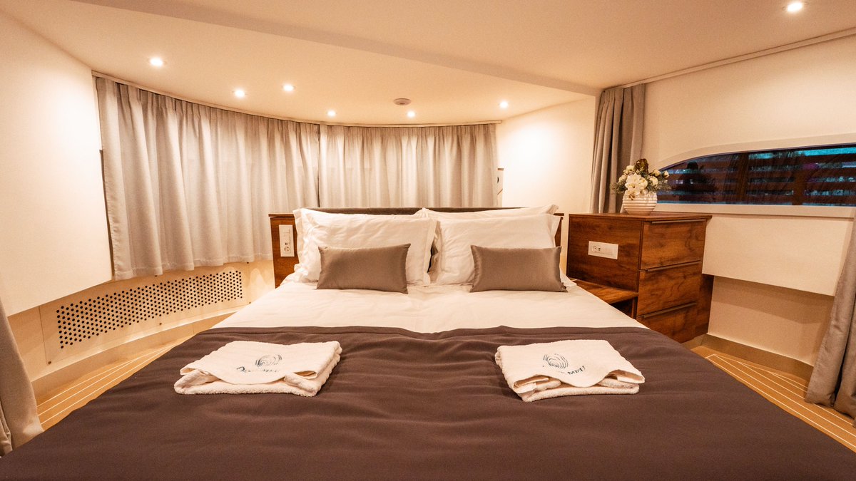 OasisMeu's tweet photo. A bedroom so inviting, you might want to stay in all day. Amor redefines floating luxury. https://t.co/SEEZ1Atg81