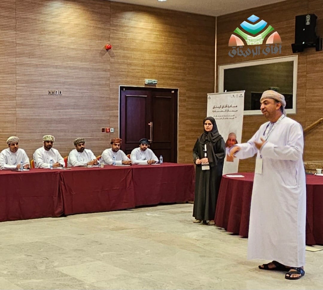 afaqrustaq's tweet photo. المدرب الأستاذ سيف الرواحي يقدم ورشة تدريبية ضمن المختبرات العملية تضمنت  الاستثمار في قطاع الخدمات والأعمال المتخصصة تناول فيها وسط تفاعل الحضور مشاريع الخدمات والصناعات التحويلية والمشغولات الفضية والمعدنية. https://t.co/UJOLv34tbN