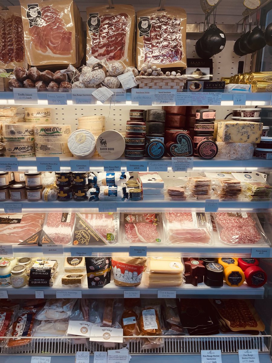 It’s another fantastic day on the Abbeville Road. A Christmas feeling in the air and an early rush for coffee and gifting for luncheon dates. Happy Christmas. ⁦<a href="/VillageLifeSW4/">Abbeville Life</a>⁩ ⁦<a href="/CoolClapham/">AbbevilleVillage</a>⁩ ⁦<a href="/loveclapham/">Clapham</a>⁩ ⁦<a href="/claphammums/">ClaphamMums</a>⁩