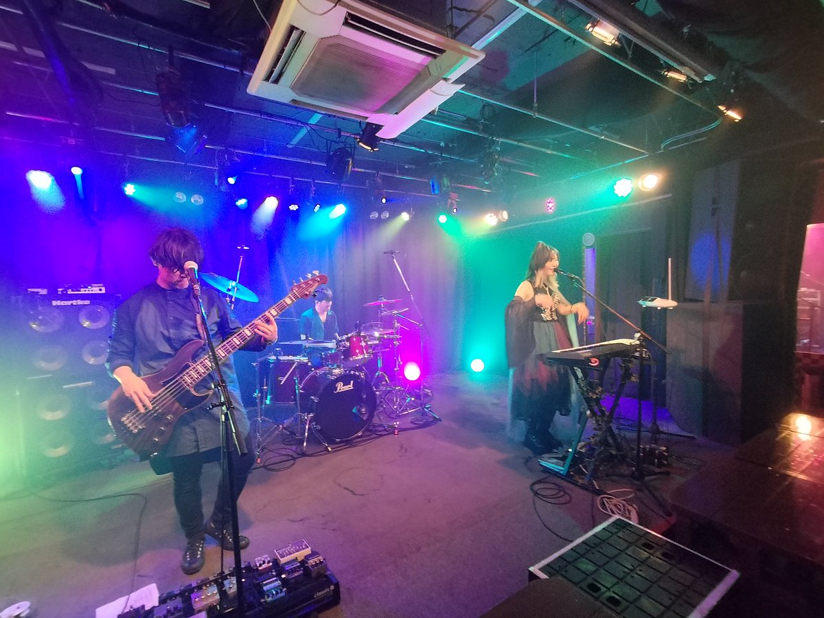 desunyan's tweet photo. 昨日はナルコピクシーーの初ワンマン目撃！
キャロさんの笑顔と歌声＋ホダカさんとシュンさんのリズム隊＝最強！
愛に溢れたライブ見れてとってもハッピーな夜でした。😊
どんどん進化するナルコピクシーー！これからも目が離せません！ https://t.co/lgQj7MbVaU