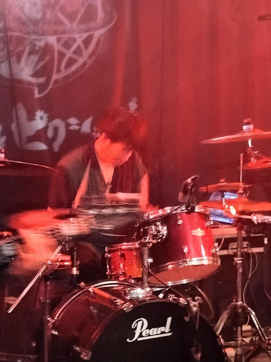 昨日はナルコピクシーーの初ワンマン目撃！
キャロさんの笑顔と歌声＋ホダカさんとシュンさんのリズム隊＝最強！
愛に溢れたライブ見れてとってもハッピーな夜でした。😊
どんどん進化するナルコピクシーー！これからも目が離せません！