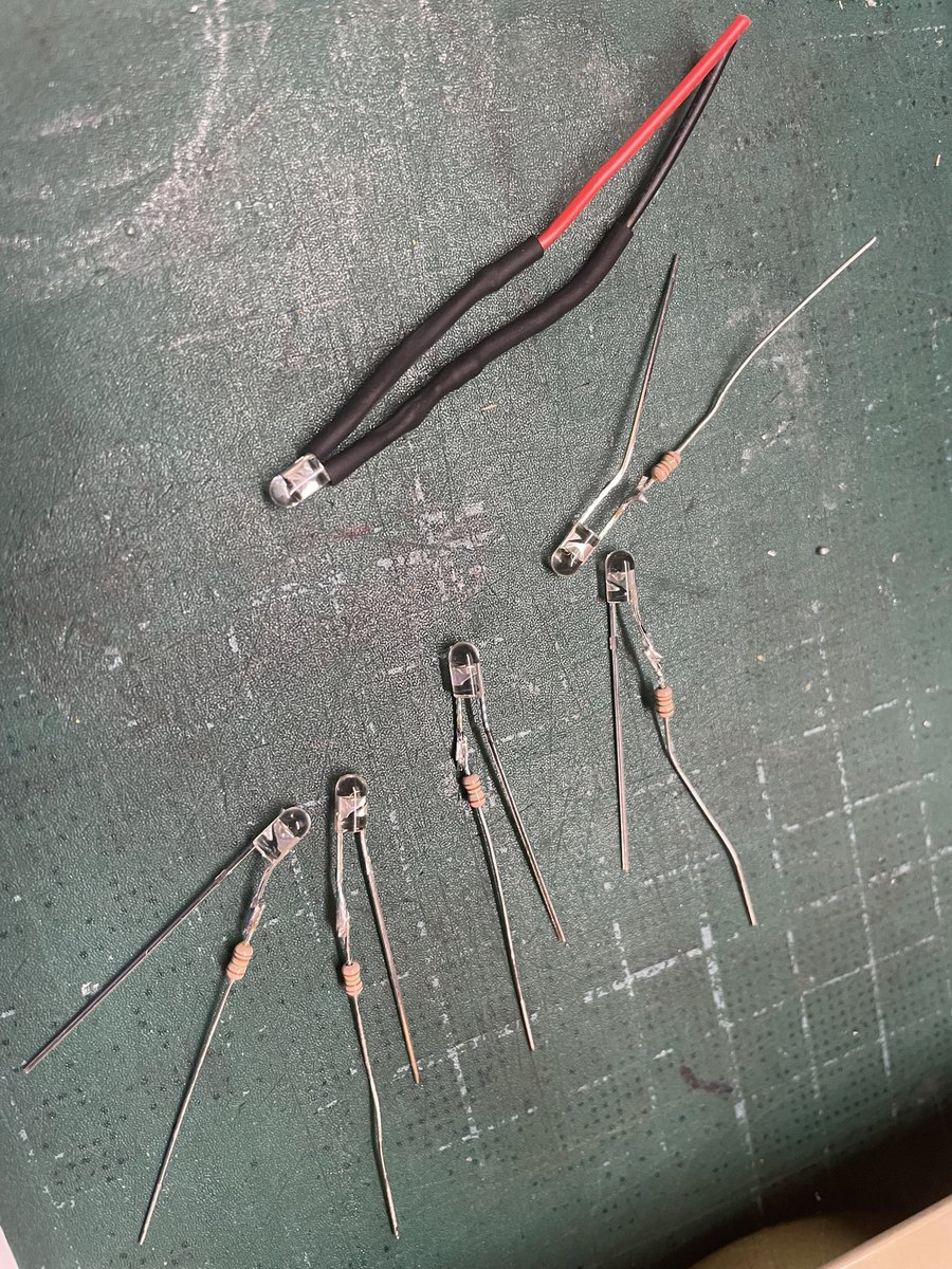 電球色の3mmLED作成中。(苦手😅)
どうせなので多めに作っとく。
LED 30円
カーボン抵抗　60円