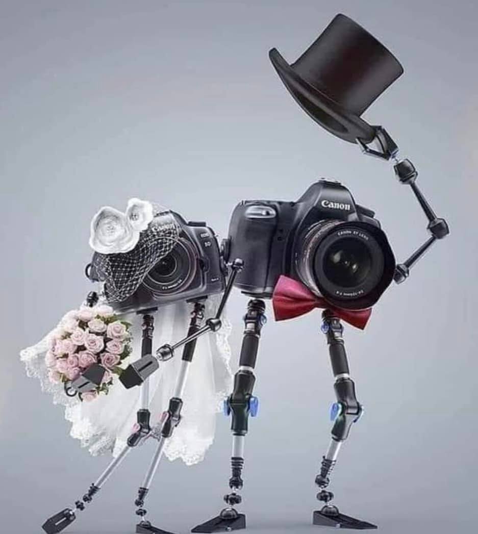 „ Čím jsou naše fotografie starší, tím na nich vypadáme mlaději... “ 

🥰📷😍
( Karel Poláček - český humorista... )