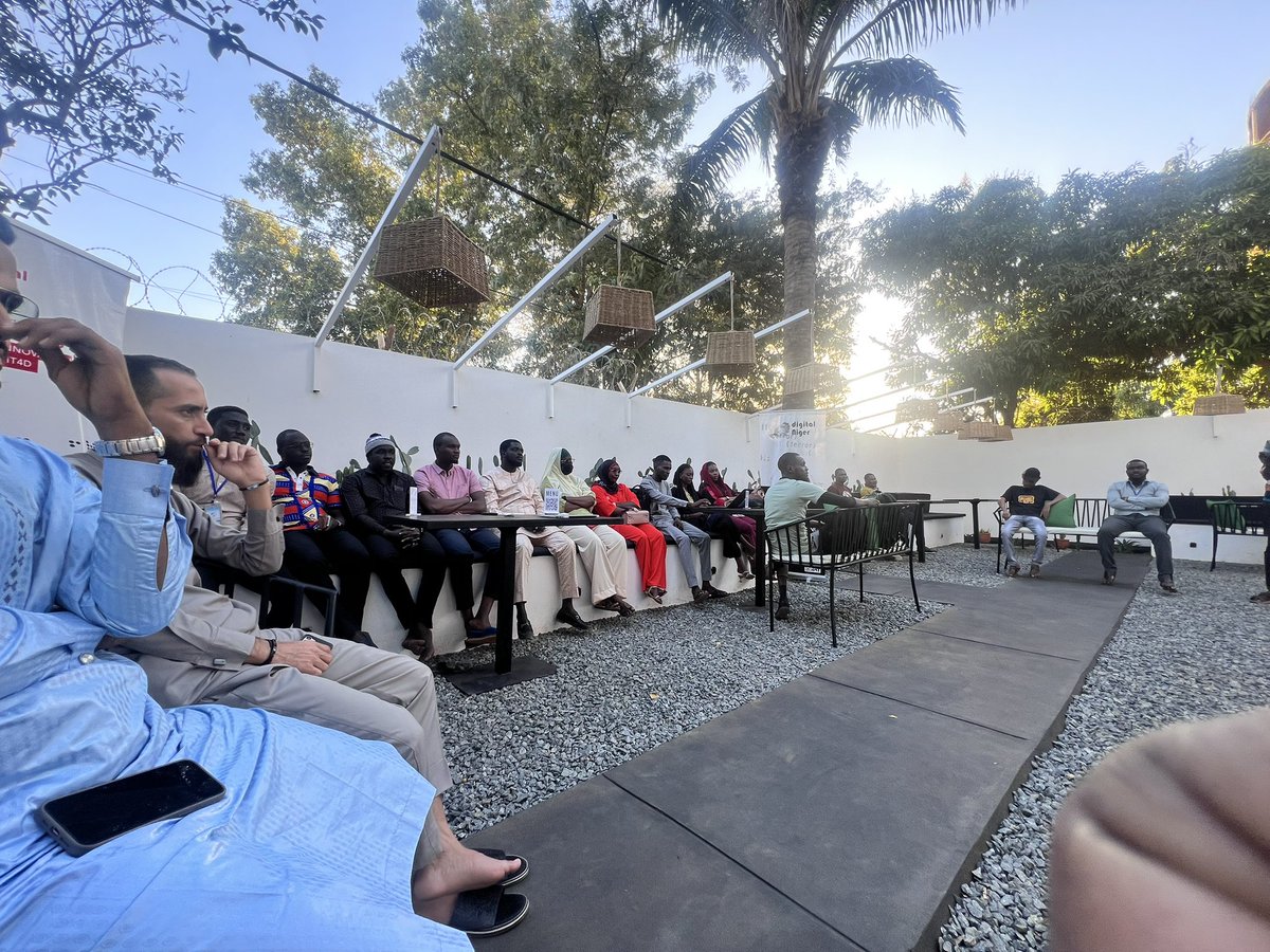 seynim6's tweet photo. 📌 Hier, lors du #TechTea organisé par @DigitalNiger, nous avons écouté de jeunes responsables de startups tech nigériennes 🇳🇪 nous présenter leurs activités, leurs parcours et les défis rencontrés dans leurs projets, tout en partageant les solutions qu’ils ont mises en place pour les surmonter.
Ce fut un excellent cadre d’échange, qui démontre que les choses évoluent progressivement dans notre écosystème 🇳🇪 et qu’il est tout à fait possible de proposer des produits et services rentables au Niger, à condition d’avoir une forte capacité d’adaptation.
Nous avons également discuté de la structuration des startups, en mettant l’accent sur l’importance d’appliquer une discipline et une organisation rigoureuses dès les débuts d’une idée de startup. Cela permet de poser des bases solides et de créer de la confiance, aussi bien chez les clients que chez de potentiels investisseurs.
J’ai particulièrement apprécié les échanges, le cadre, mais surtout le partage et l’ouverture des participants.
Well done à @DigitalNiger, @Lourwana et @Ibhkarim !