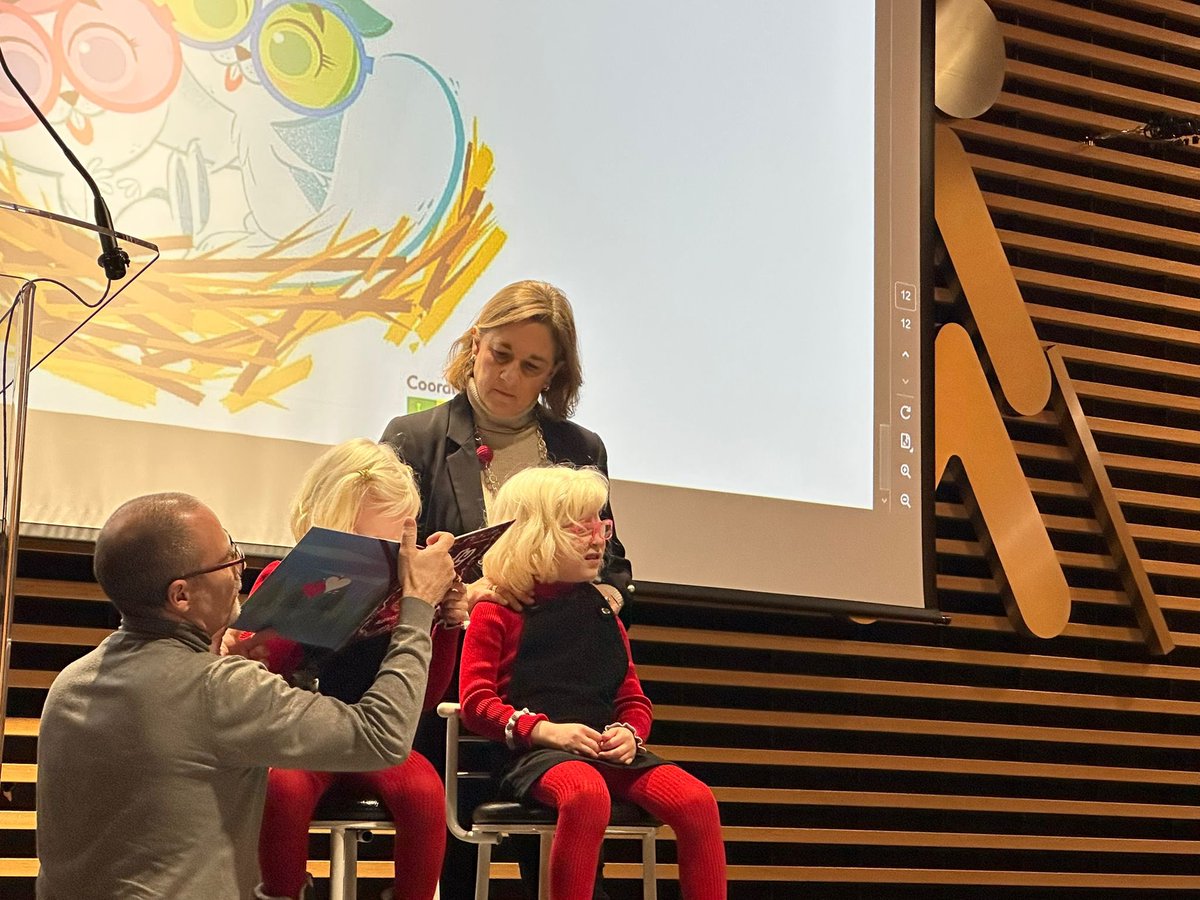 ONCE_oficial's tweet photo. Hoy os presentamos a dos niñas gemelas y albinas, Isabel y Lucía, que son ya famosas por ser la inspiración para un cuento, por supuesto, #accesible para todas las personas, en multiformato tinta, braille y relieve.
“Lía y Lu, Albinas y Divinas”, dos ardillas muy divertidas 
🐿️🐿️ https://t.co/O9VgFUS4OP