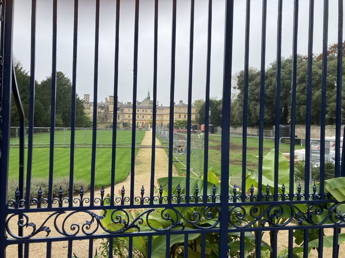 DavidRadford_ox's tweet photo. #OxfordTopFiveDigs2024
#4 Trinity College Gardens 1/4
A new heat pump array in the gardens of Trinity College has involved a long narrow excavation by @UKTVAS that has revealed medieval features,early 18th c formal Dutch garden features &amp; post-med waste/quarry pits.
#Archaeology https://t.co/X3ZB3jF1xu