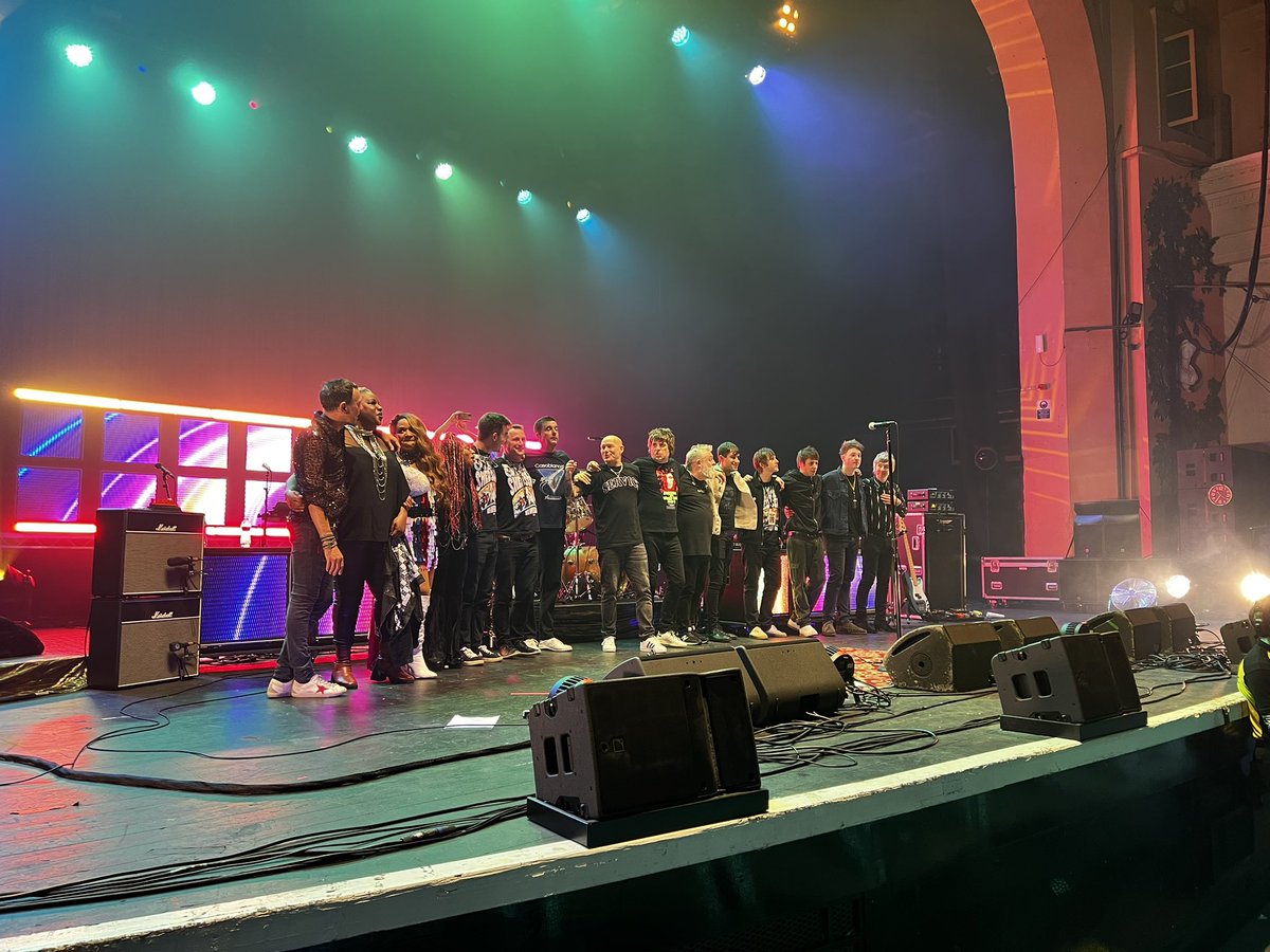 chrisreigate's tweet photo. What an amazing performance from the mighty @shedseven @Ricktw1tter @TomGladwin2 @Rowetta Maxi Tim and the rest of the band. Never disappoint. Have a happy Christmas and a well deserved break. https://t.co/Wof04RZZbx