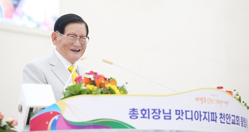 mangugsosung1's tweet photo. “We must not treat the Word of God without value, and if we believe in God, we must act according to the words of the Bible”

Chairman ManHee Lee Leads Sunday Service With 20,000 Faithful at Shincheonji Cheonan Church
https://t.co/Q5YHpr25Kt…
#ShincheonjiChurch #RevealedWord https://t.co/JwcIkCz0ZC