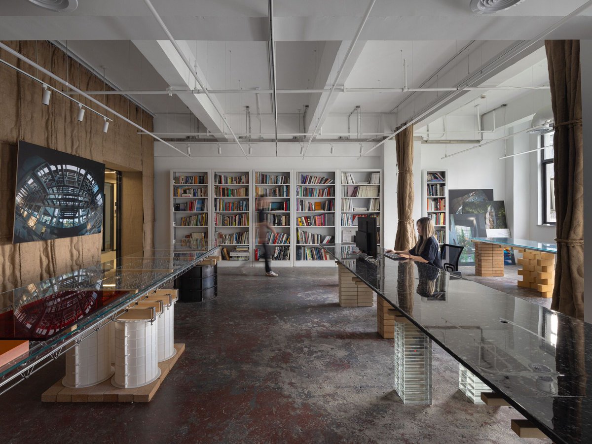 Archello's tweet image. SpActrum Shanghai Office repurposes discarded construction materials—such as burlap sacks, firebricks, and GMT pallets—into functional design elements.
buff.ly/4gkRGWM

#MaterialReuse #SustainableDesign #ArchitecturalInnovation