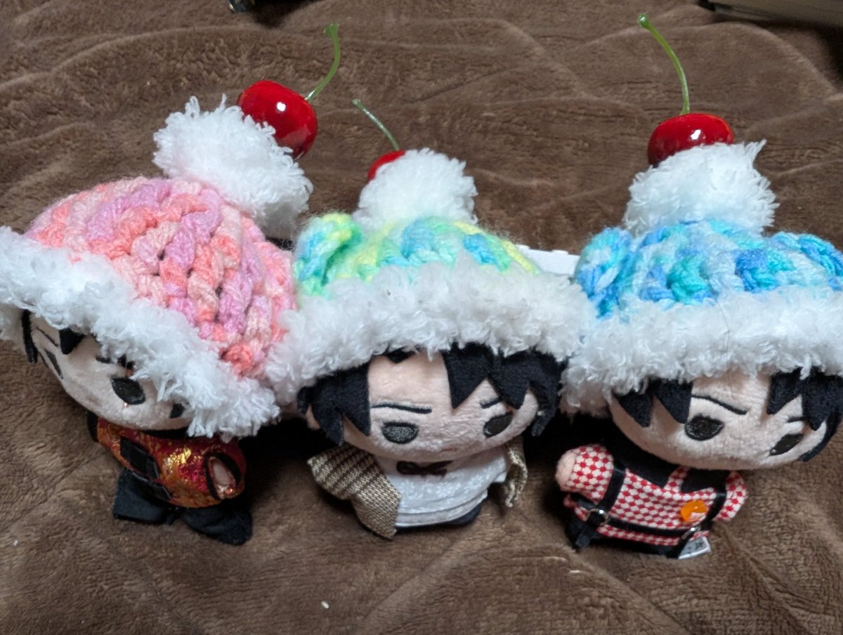 sasamiya0917's tweet photo. (@PanierShop )さんのクリームソーダのぬい帽子。
真ん中の緑は以前購入したもので赤と青は今日購入したものです。
ぬいが増えたら皆にかぶせたくて（笑）
うん皆かわいい https://t.co/FPiOziaIAv