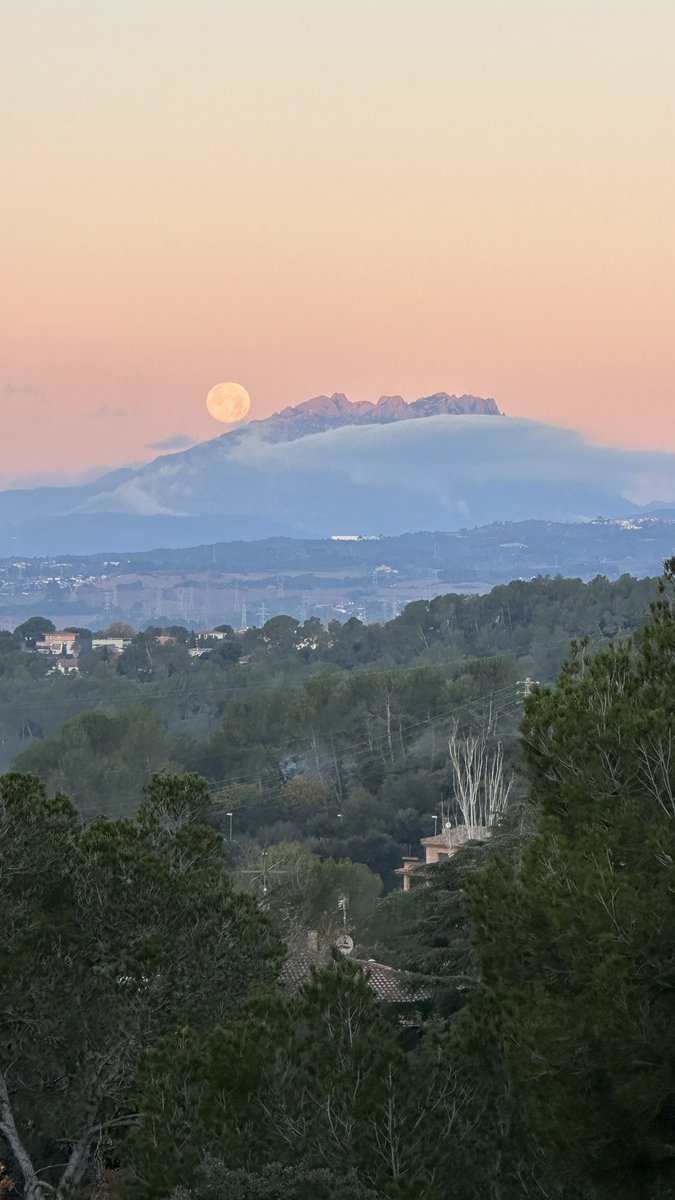 miscellanna's tweet photo. Lluna plena de desembre #llunaplena #meteo https://t.co/D6XDOJP3CJ
