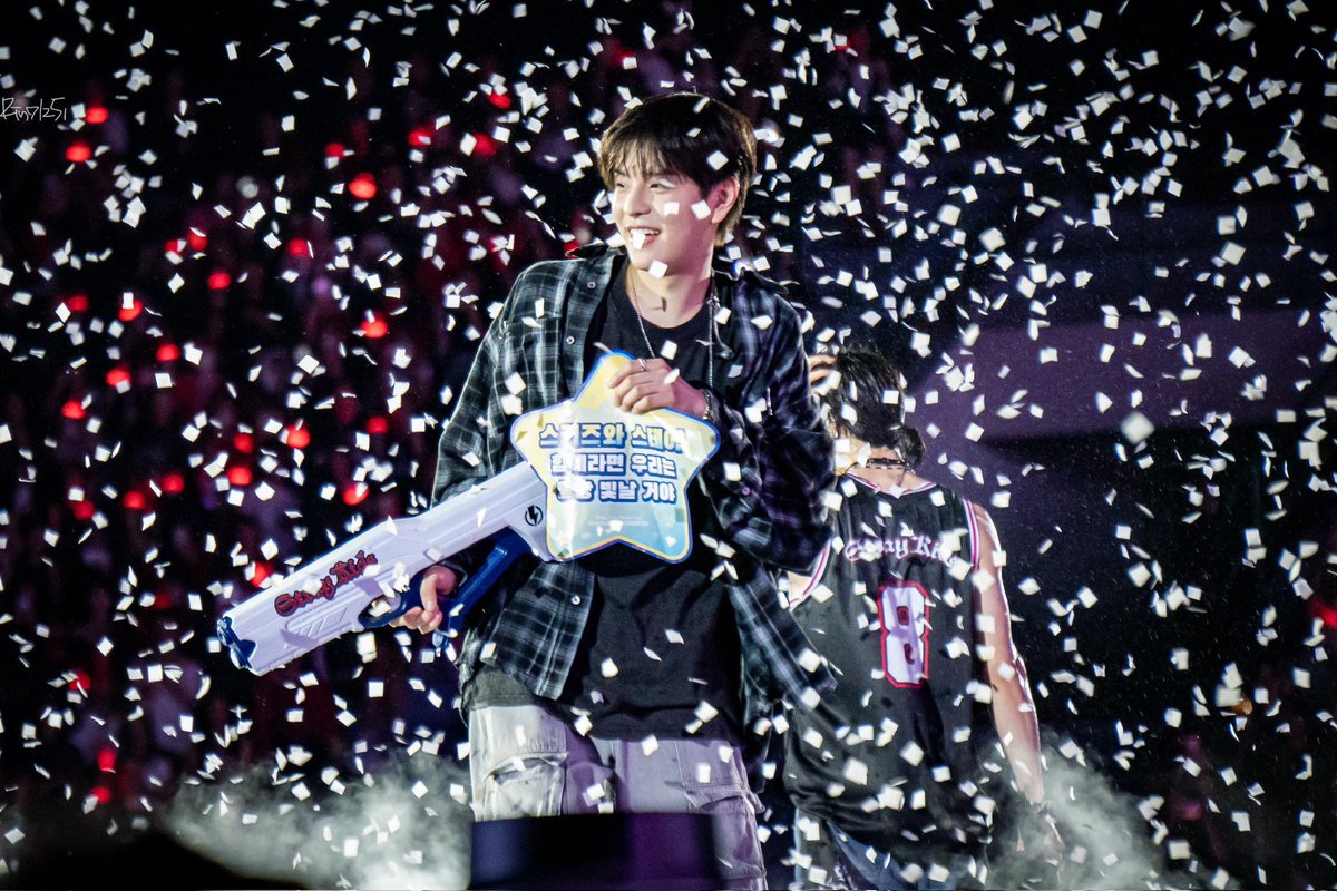 รูปนี้สวยมากกกก น้องซึงมินถือสโลแกนไว้ตลอดเลย แล้วไม่ได้ถือไว้ในมือเฉยๆอะ ถือขึ้นโชว์ตลอดเลย มีน้ำตากับสิ่งนี้ㅠㅠㅠㅠ