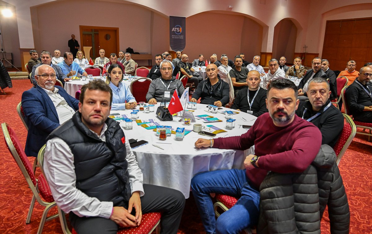 Antalya Ticaret ve Sanayi Odası (ATSO) Danışmanı Dr. H. Bader Arslan, ATSO Meslek Komiteleri Müşterek Toplantısı’nın ikinci gününde ekonomiye ilişkin gerçekleştirdiği sunumunda, dünya, Türkiye ve Antalya ekonomisine ilişkin kapsamlı bir değerlendirme sunarak katılımcılara güncel