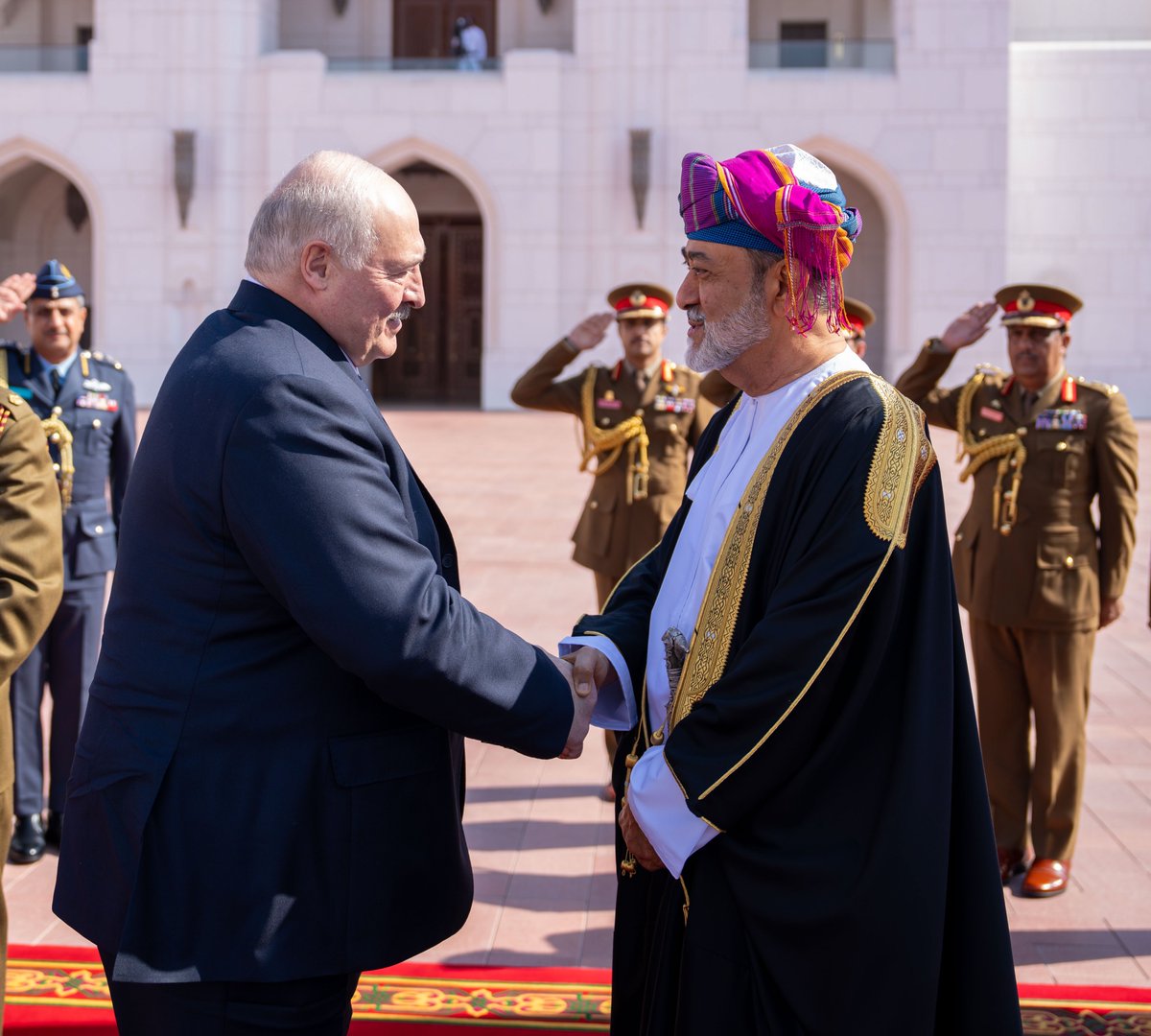 📸🇧🇾🇴🇲 | مراسمُ استقبالٍ رسميّة أُجريت تكريمًا لفخامةِ الرئيس ألكسندر لوكاشينكو رئيسِ جمهورية #بيلاروس بقصر العلم العامر بمناسبة زيارة فخامتِه إلى #سلطنة_عُمان.