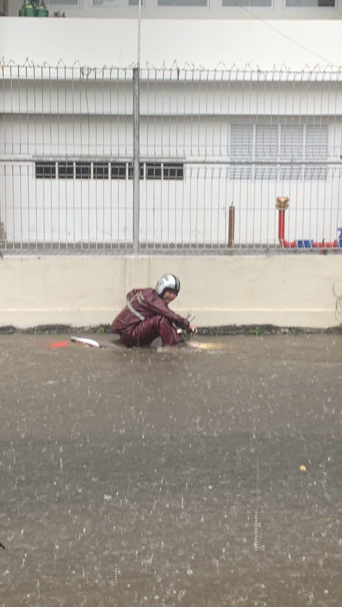 merapi_uncover's tweet photo. reminder buat temen-temen kalo lewat belakang upn waktu badai suruh ati2 min, tadi ada yang renang pake motor soalnya di selokan blkg UPN

(Daudha_) https://t.co/geh78ffA4F