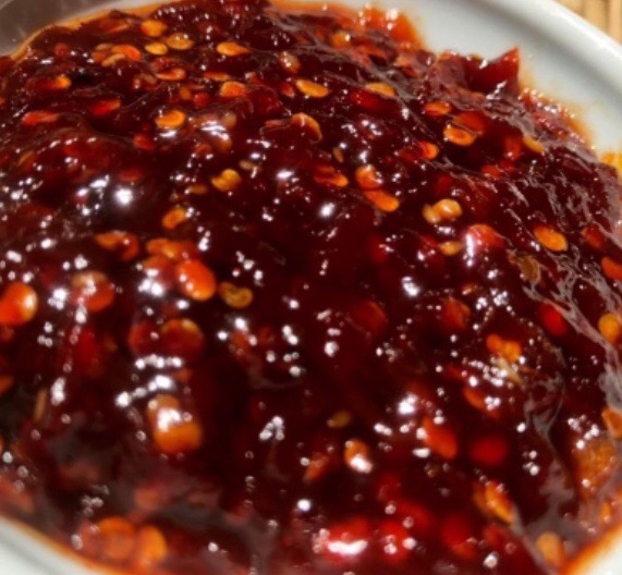 CHỮ TÍN
Nay đọc lại bài Dượng nói về chữ tín lại thấy thấm vô cùng.
Hồi nhỏ Ba Má tui có nuôi heo (lợn) nái để đẻ ra bầy heo con rồi bán lấy tiền dành dụm lo cho 5 chị em tui ăn hạc (ăn học).
Có lần bầy heo nhà tui mới đẻ được hơn 1 tháng (hình như là