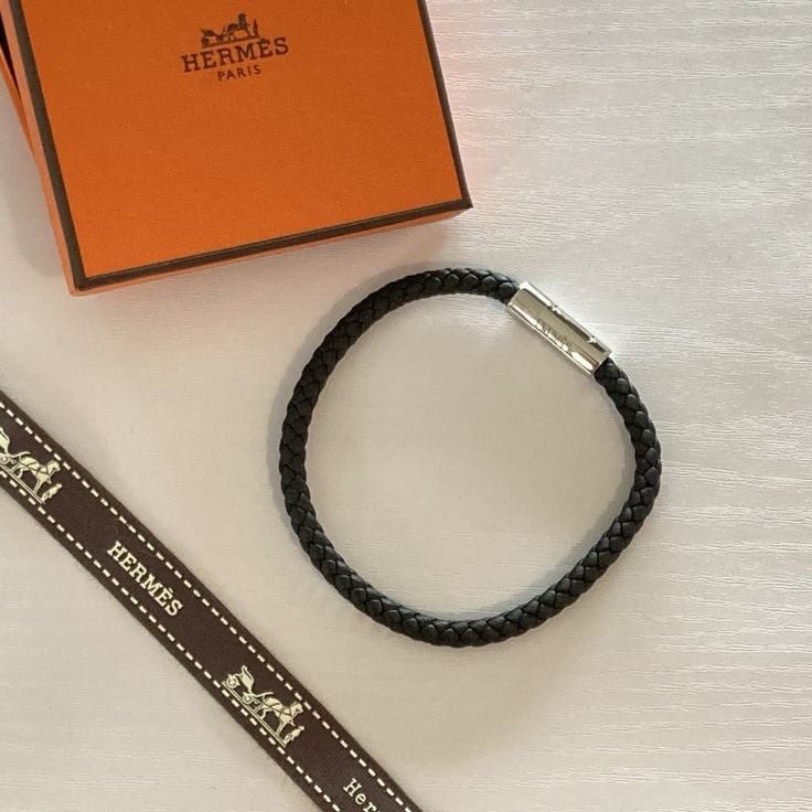 LAG00NITE's tweet photo. 🐈‍⬛ — thanks for your heart-made kitty, it’s really cute and i’ll bring it with me everywhere too. also this bracelet, i like it 

from @YxurrRomeo the pup https://t.co/xflkJ1a2qR