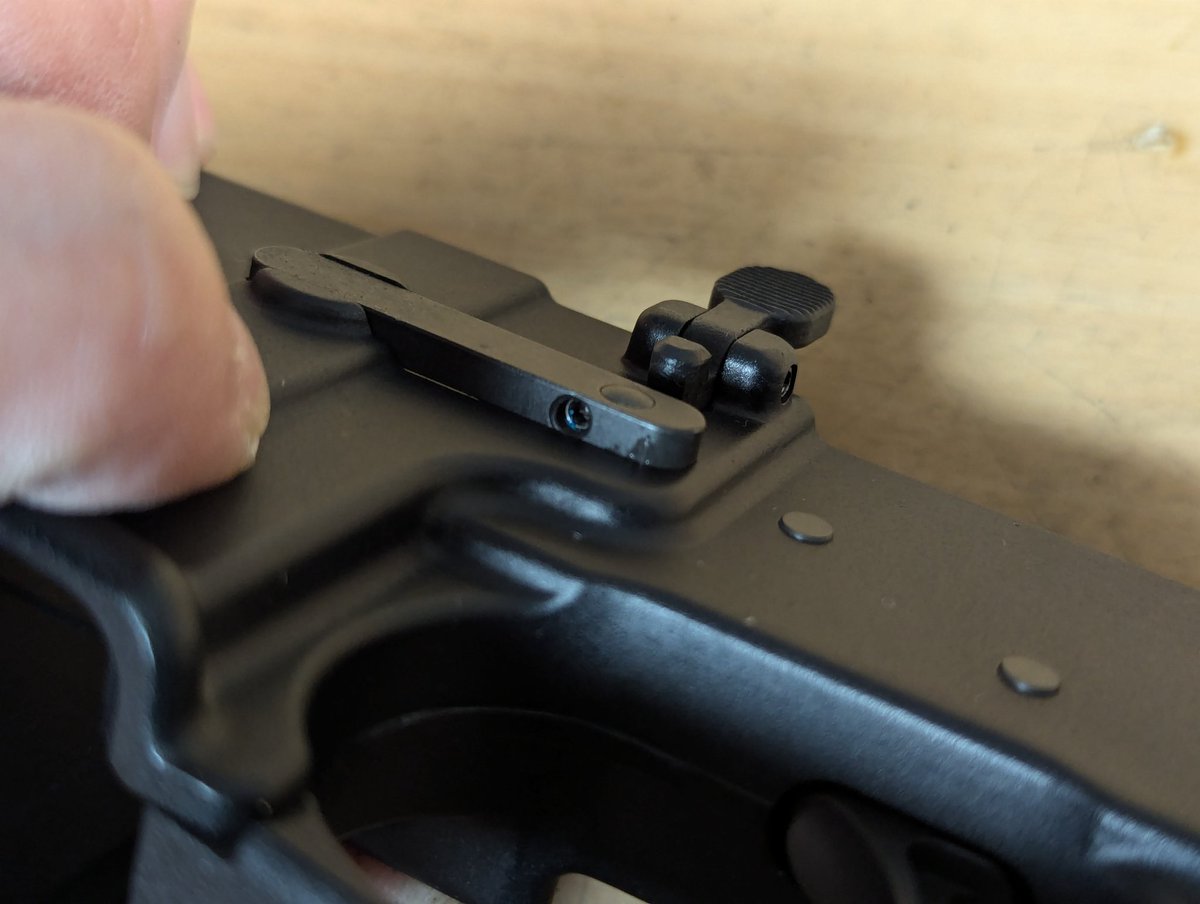 kumaichirou2's tweet image. ではやりますか！

新型DAS M4 分解OH🧑‍🔧

メカボを取り出す手順はマガジンキャッチのネジ位置とセレクターを先に外す事が違うくらいで、基本的にGDRと一緒です👍

セレクターはクリック感調整のネジも外します。

分解しつつ連投します🙇
#GBLS
#DAS
#DASM4
#新型DAS