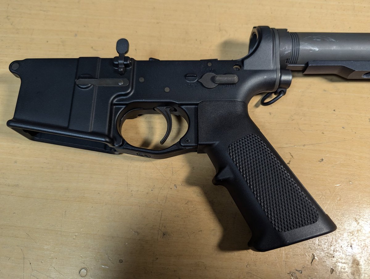 kumaichirou2's tweet image. ではやりますか！

新型DAS M4 分解OH🧑‍🔧

メカボを取り出す手順はマガジンキャッチのネジ位置とセレクターを先に外す事が違うくらいで、基本的にGDRと一緒です👍

セレクターはクリック感調整のネジも外します。

分解しつつ連投します🙇
#GBLS
#DAS
#DASM4
#新型DAS