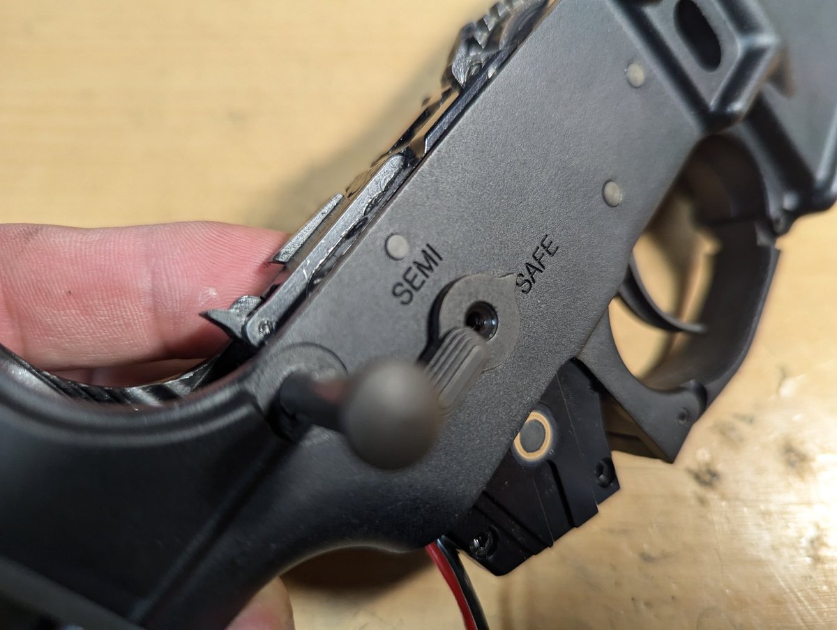 kumaichirou2's tweet image. ではやりますか！

新型DAS M4 分解OH🧑‍🔧

メカボを取り出す手順はマガジンキャッチのネジ位置とセレクターを先に外す事が違うくらいで、基本的にGDRと一緒です👍

セレクターはクリック感調整のネジも外します。

分解しつつ連投します🙇
#GBLS
#DAS
#DASM4
#新型DAS
