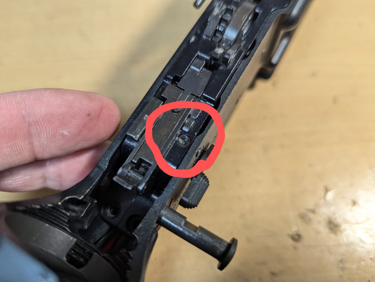 kumaichirou2's tweet image. ではやりますか！

新型DAS M4 分解OH🧑‍🔧

メカボを取り出す手順はマガジンキャッチのネジ位置とセレクターを先に外す事が違うくらいで、基本的にGDRと一緒です👍

セレクターはクリック感調整のネジも外します。

分解しつつ連投します🙇
#GBLS
#DAS
#DASM4
#新型DAS