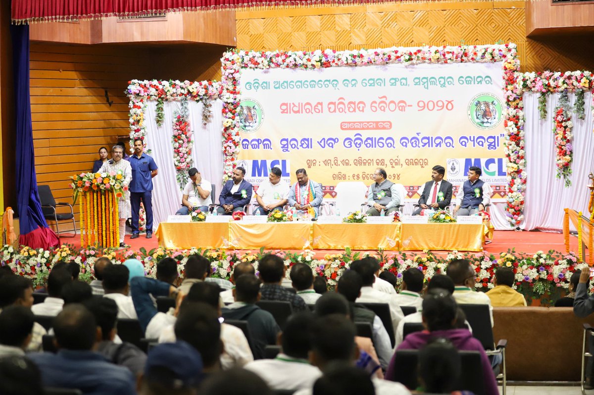dpradhanbjp's tweet photo. ଜଙ୍ଗଲ ସୃଷ୍ଟି କେବଳ ପରିବେଶ ପାଇଁ ନୁହେଁ, ଏହା ମଧ୍ୟ୍ୟ ରୋଜଗାରର ମାଧ୍ୟମ। ଓଡ଼ିଶାର ଅର୍ଥନୀତିର ମେରୁଦଣ୍ଡ ରହିଛି ଏହାର ଜଙ୍ଗଲ ସମ୍ପଦରେ। ଆମ ଜଙ୍ଗଲ ଓ ଜୀବଜନ୍ତୁ ସୁରକ୍ଷିତ ରହିଲେ ଆମ ରାଜ୍ୟର ପର୍ଯ୍ୟଟନ ଶିଳ୍ପ ମଧ୍ୟ ସୁଦୃଢ଼ ହୋଇପାରିବ। ଆମ ବନ କର୍ମଚାରୀମାନଙ୍କ ନିଷ୍ଠା ଓ କର୍ତ୍ତବ୍ୟବୋଧ ପାଇଁ ଓଡ଼ିଶାର ଜୈବ-ବିବିଧତା ସନ୍ତୁଳିତ ହୋଇ ରହିଛି।  କେବଳ ରାଜଧାନୀ ଭୁବନେଶ୍ୱରରେ ବିକାଶ କଲେ ଓଡ଼ିଶାର ବିକାଶ ହେବନାହିଁ । ବିକାଶର ସୁଫଳ ରାଜ୍ୟର ସମସ୍ତ ଅଞ୍ଚଳରେ ପହଞ୍ଚିବା ଦରକାର।

ବିଶ୍ବର ସର୍ବଶ୍ରେଷ୍ଠ ଟେକ୍ନୋଲୋଜି ଆମ ପିଲା କରି ପାରିବେ। ବର୍ତ୍ତମାନ ସ୍ଥରରେ ଟେକ୍ନୋଲୋଜିର  ଯଦି ଅଧିକ ଉପଯୋଗ କେଉଁଠି ହେଉଛି ତାହା ହେଲା ଜଙ୍ଗଲ। ଆମେ ଟେକ୍ନୋଲଜିର ବ୍ୟବହାର ଏବଂ ବନ କର୍ମଚାରୀ ମାନଙ୍କ ସଶକ୍ତ କରି ଓଡ଼ିଶା କୁ ଦେଶର ଏକ ନମ୍ବର ଫରେଷ୍ଟ ଫୋର୍ସ ନିର୍ମାଣ କରିବା। ଆମର ସତତ ବିକାଶ ଲକ୍ଷ୍ୟ ସବୁକୁ ହାସଲ କରିପାରିବା ଦିଗରେ ଜଙ୍ଗଲ ସମ୍ପଦ ବିଶେଷ ସହାୟକ ହେବ, ଯାହାଦ୍ୱାରା ୨୦୪୭ ସୁଦ୍ଧା ମାନନୀୟ ପ୍ରଧାନମନ୍ତ୍ରୀ @narendramodi ଙ୍କ ବିକଶିତ ଭାରତ ଗଠନର ସ୍ୱପ୍ନ ସାକାର ହୋଇପାରିବ।