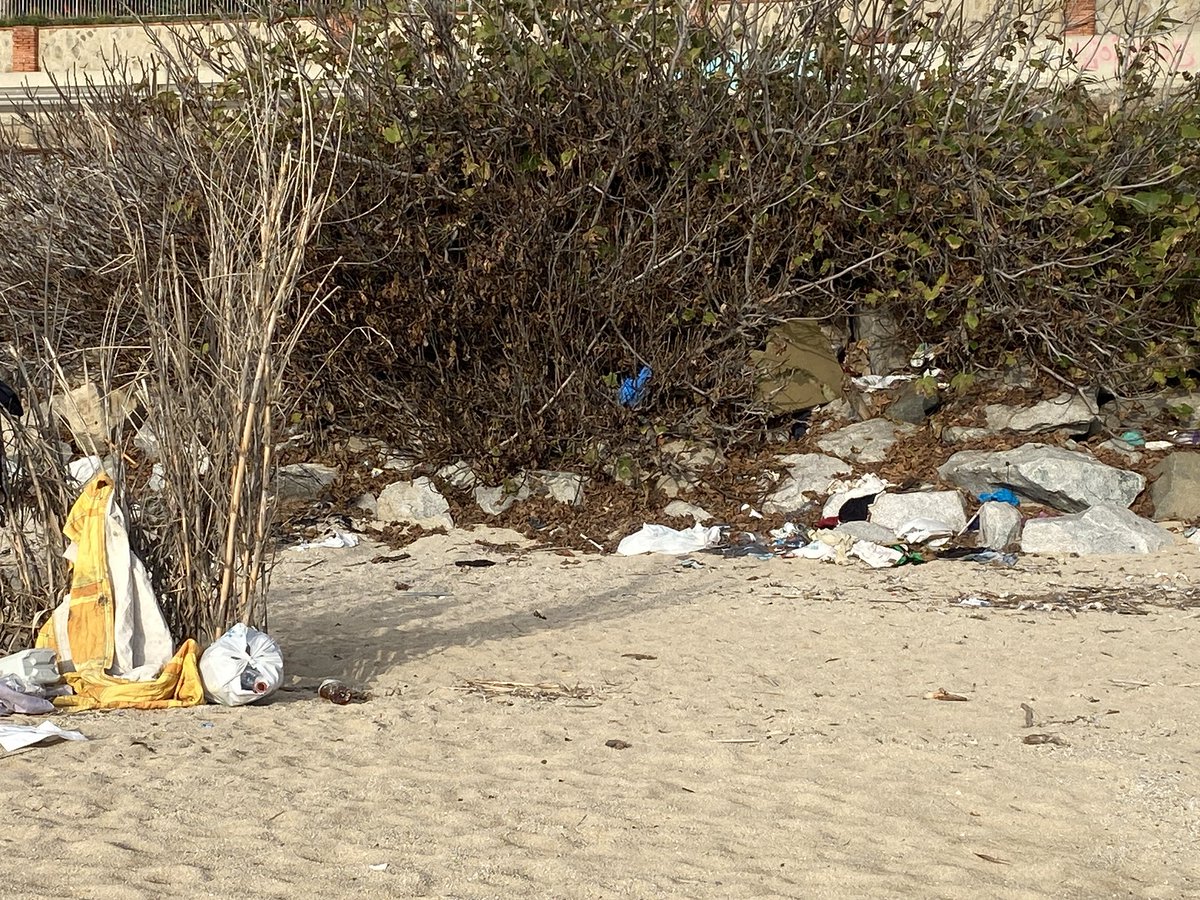Esterpinyi's tweet photo. 🌊🗑️Denúncia urgent! Ja fa massa temps que hi ha aquesta acumulació alarmant de brossa que posa en perill el nostre entorn.És inacceptable que no s'hagi recollit! Fem un crida a les autoritats perquè actuïn immediatament i protegeixin la nostra costa @324cat @tvmataro @matarocat https://t.co/ilo9iTBBna