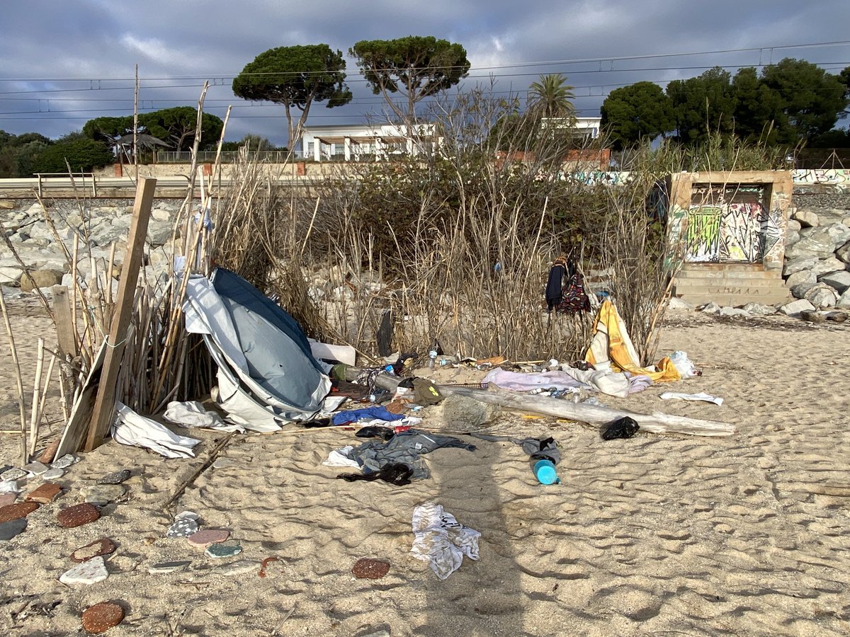 Esterpinyi's tweet photo. 🌊🗑️Denúncia urgent! Ja fa massa temps que hi ha aquesta acumulació alarmant de brossa que posa en perill el nostre entorn.És inacceptable que no s'hagi recollit! Fem un crida a les autoritats perquè actuïn immediatament i protegeixin la nostra costa @324cat @tvmataro @matarocat https://t.co/ilo9iTBBna