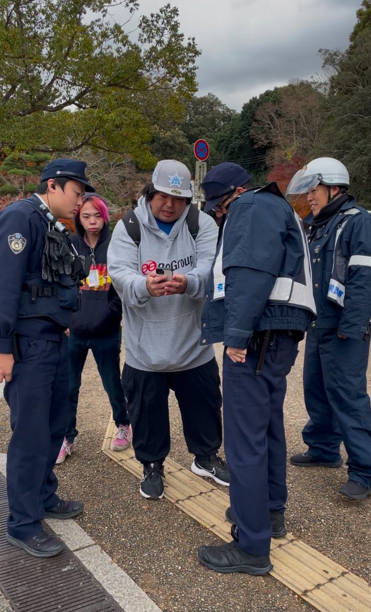 hezuruy's tweet photo. 【警察沙汰】
中国人は一体何がしたいんだ？
小鹿に餌をあげようとしたら大人の鹿さんが集まって来たから殴りましたって。。
お腹を空かせた鹿さん達が可哀想だろ。
俺が注意したらビビって警察を呼んだけど文化財保護法違反で逮捕されろよ。
動画や写真は弁護士に相談して出します。
精神がもたんわ。 https://t.co/mspg1Zxzek