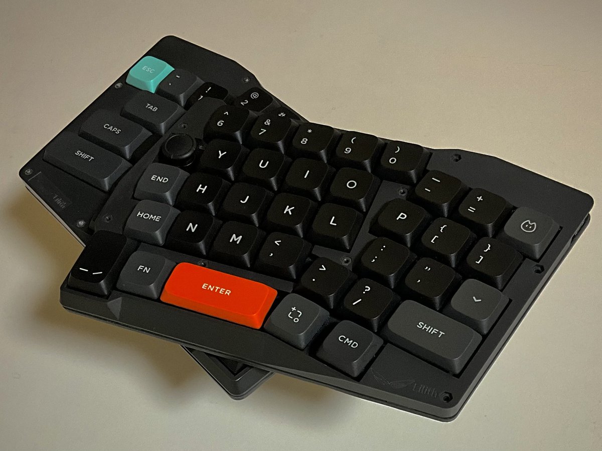 taka8aru's tweet photo. 頼りになる相棒、ことしもありがとう
Keyboard: 自作Lilith
Switch: Gateron low profile 2.0 Banana
Keycap: Nupphy nSA Basalt Black
#KEEB_PD #KEEB_PD_R228
#自作キーボード ロープロファイル #LilithKbd #AliceKeyboard 俺キー https://t.co/CDNiKENT7D