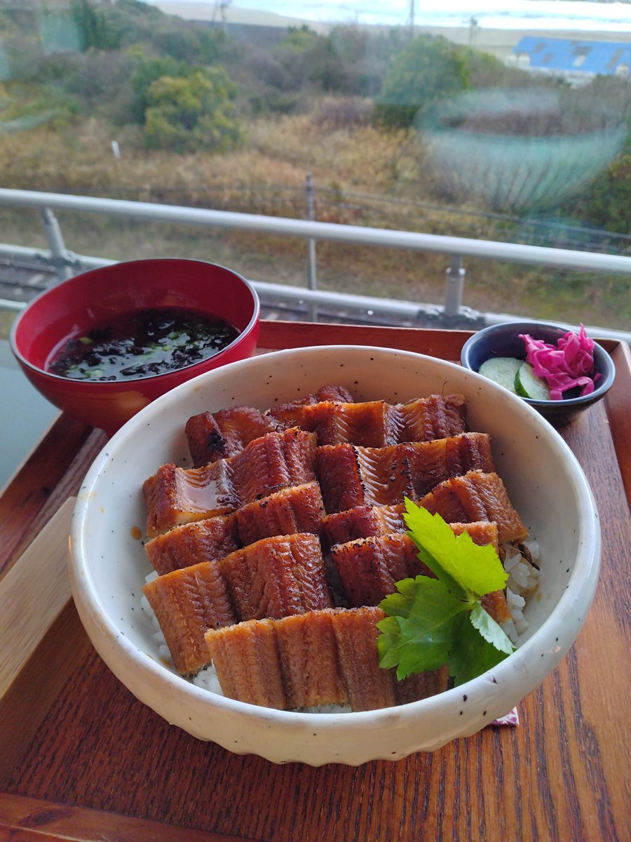 ToshinobuM's tweet photo. 和田珍味本店で、「あなごめし」の提供開始！

煮あなごが、炙ってあるのかな、香ばしいです。
山椒を振って食べるのがいいね~！
一匹分丸々つかっているということで、あなごのボリュームも十分。

大田の大あなご、ご賞味あれ~☆
#大田の大あなご #絶景カフェ #大田市グルメ #美味な大田 https://t.co/S4FrC4h8I7