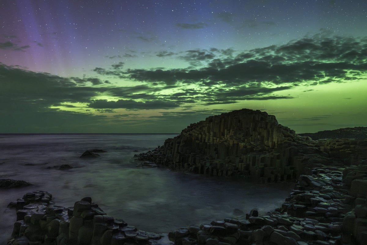Polarlichter über dem Giant’s Causeway 🌌🌊
Ein Naturschauspiel trifft auf ein Weltwunder: Die Nordlichter tanzen über den ikonischen Basaltsäulen der Causeway Coast. Hast du schon einmal die Polarlichter gesehen? 💚✨

📍 Giant's Causeway, County Antrim

📷 Richard Watson