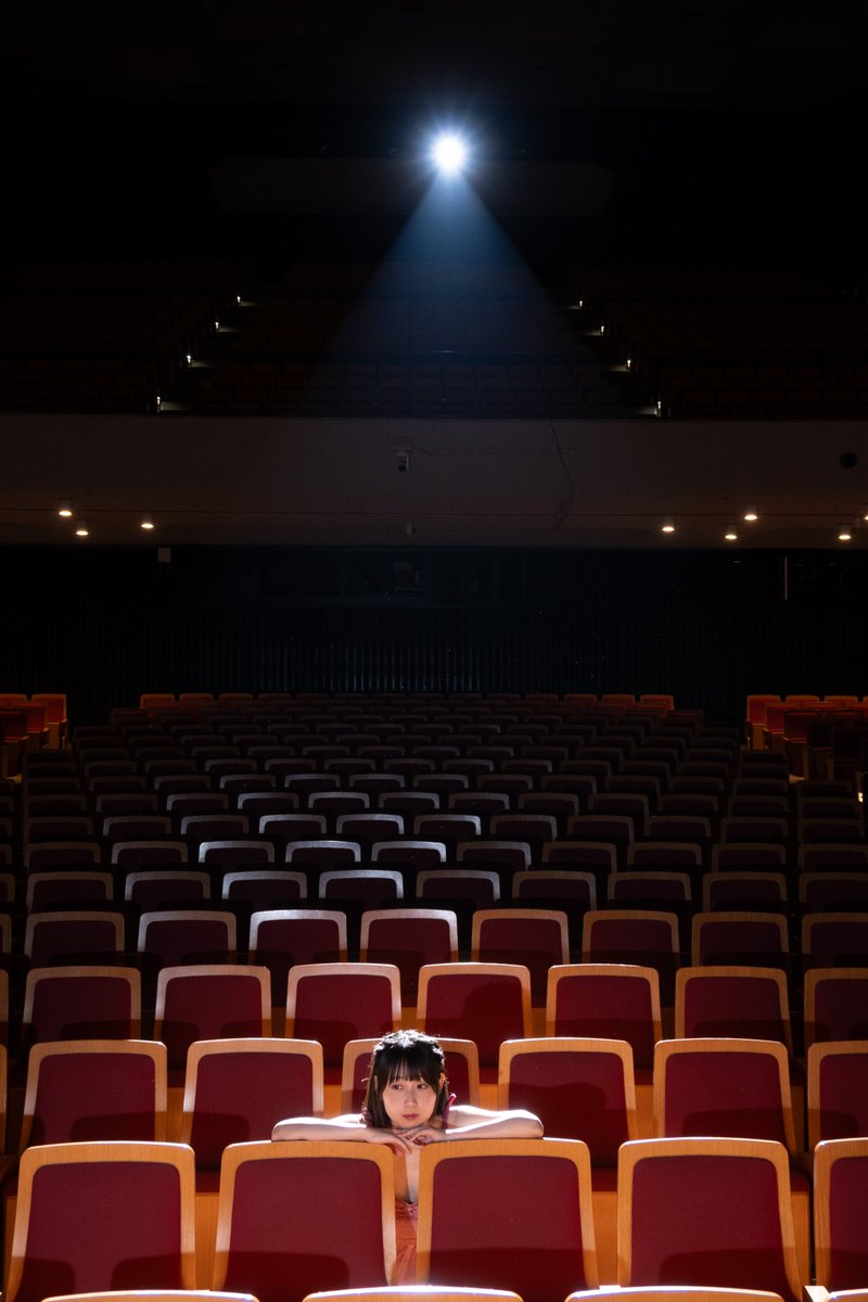 ruchan_1st's tweet photo. 舞台の緞帳を下げて撮影しましたが、幕が上がるときは夢ホールでのコンサートが叶ったとき。満員の会場で歌うるーちゃんの姿を想ってほしいという願いも込めています。 https://t.co/YPs4gjaCL0