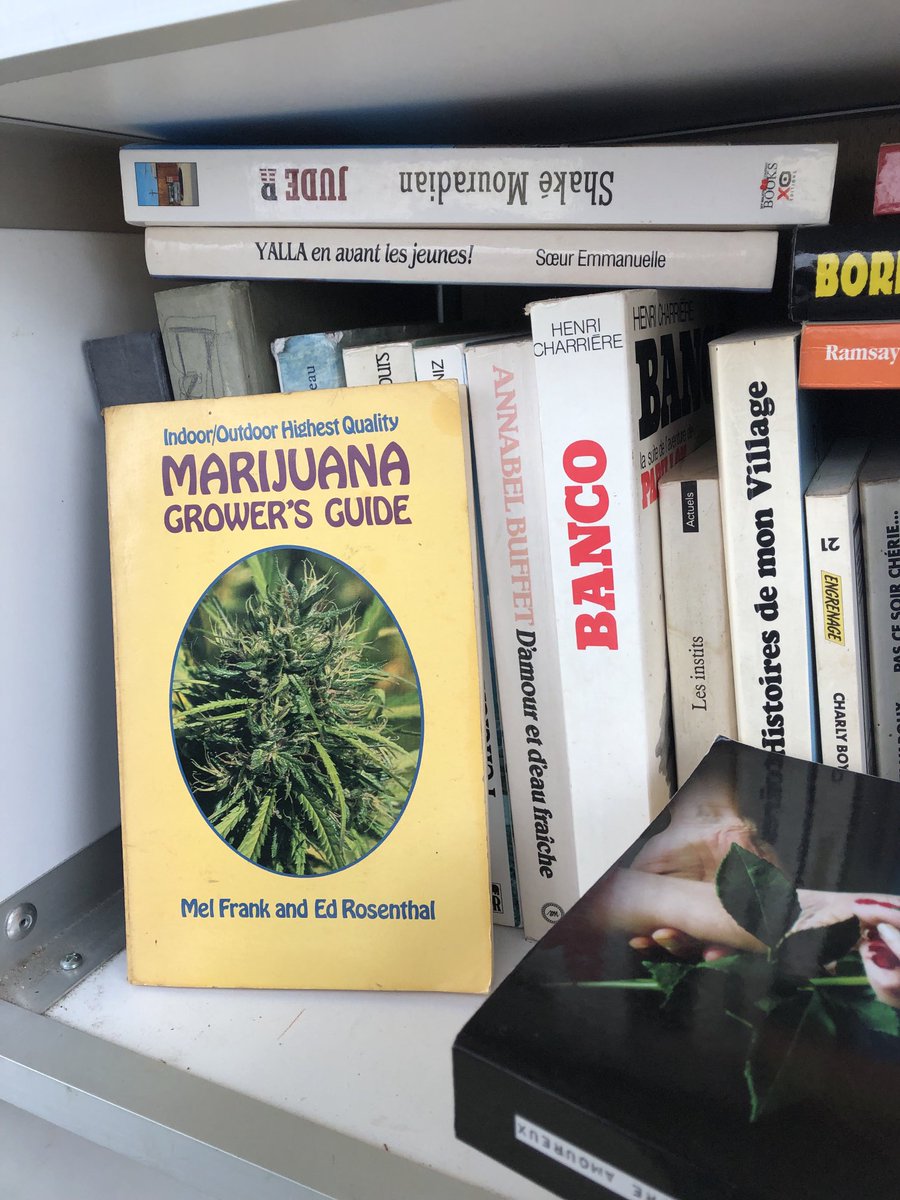 FHaeuw's tweet photo. Très inspirant la boîte à livres ce matin… https://t.co/QhdYtRABgN