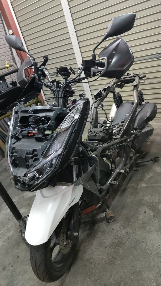 yoosangarage's tweet photo. 現行のPCXでも立地条件によりインナー白っちゃけ早いです🏍️
コーティング剤も何も通用しないぐらい劣化しても、マッド塗装ならすぐ元通り!元通りってより塗装なので、コレで紫外線焼けからオサラバですな🖐️削らない限り無敵❗️
#JK05 #KF47 https://t.co/WHEYCUh2Az
