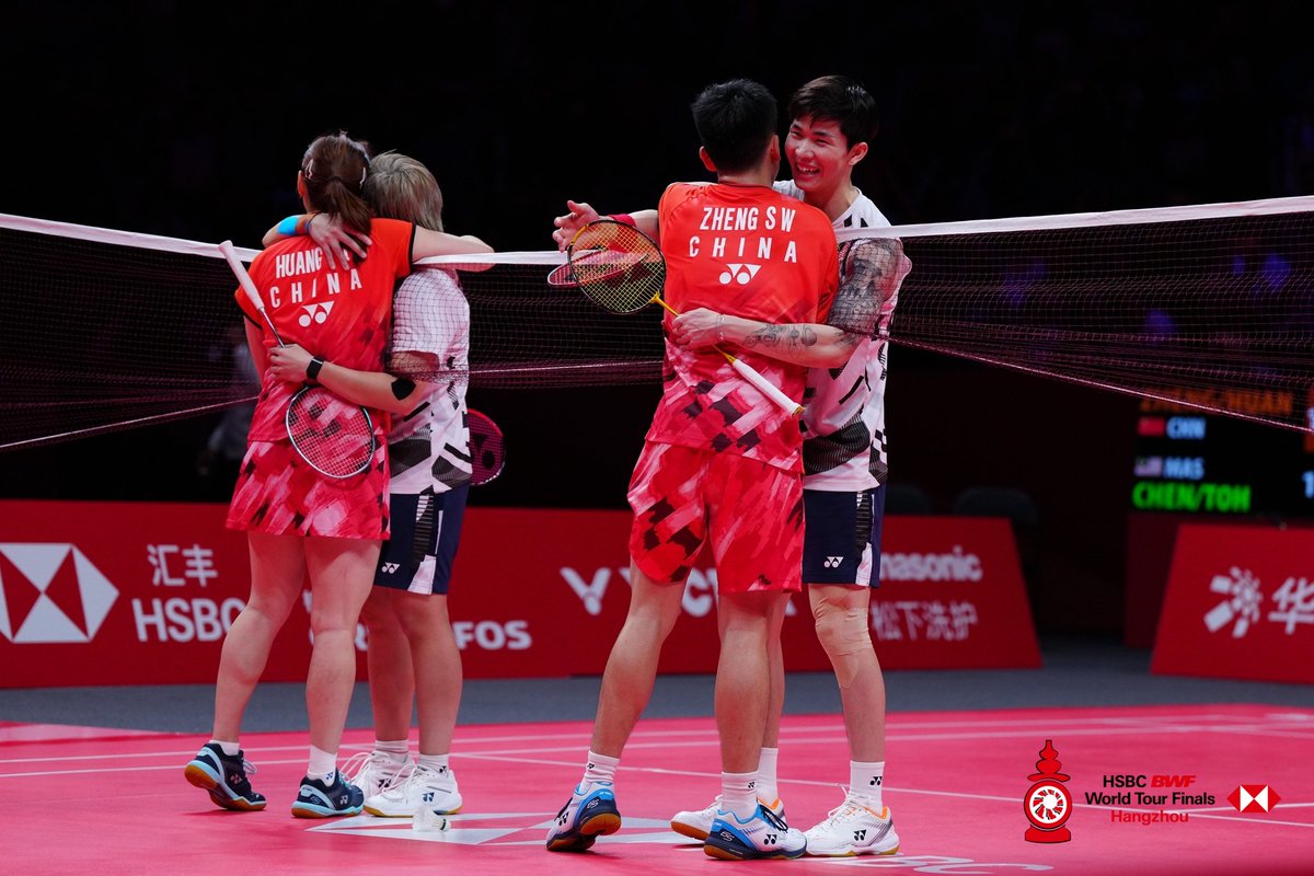chentohpics's tweet image. Yasi and Chentoh final hug 🫂

#BWFWorldTourFinals #WTF2024