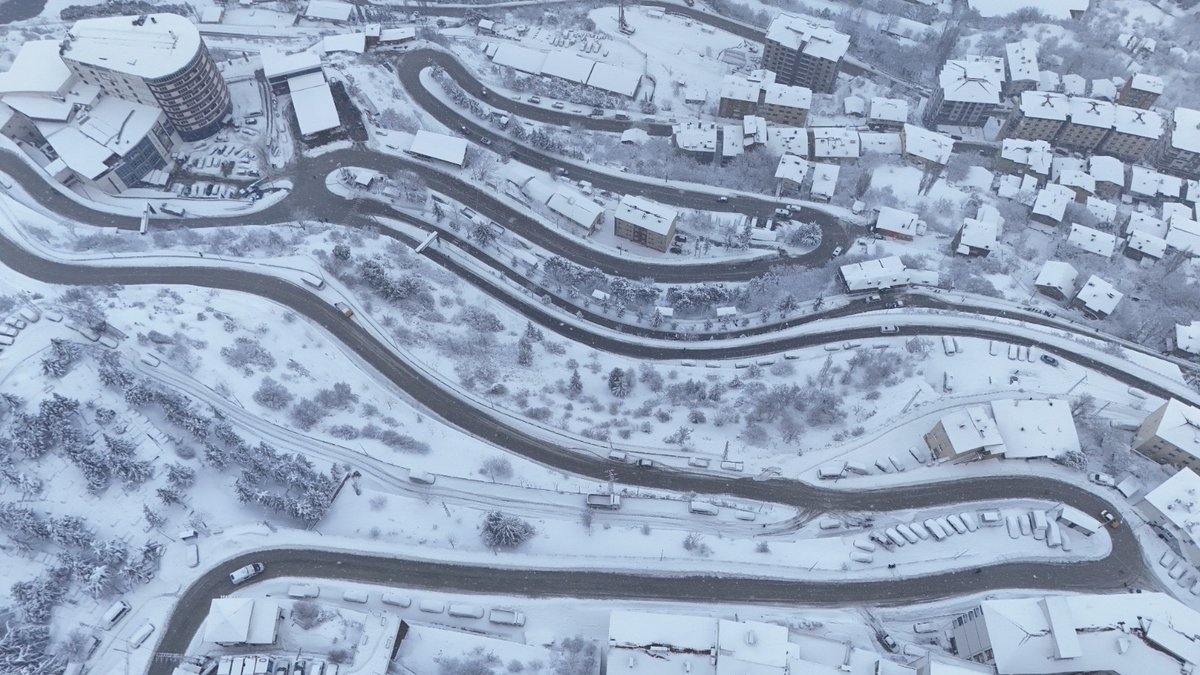 Artvin, kışın bembeyaz örtüsüyle dağların eteğinde bir masal sahnesi gibi. Keyifli pazarlar!