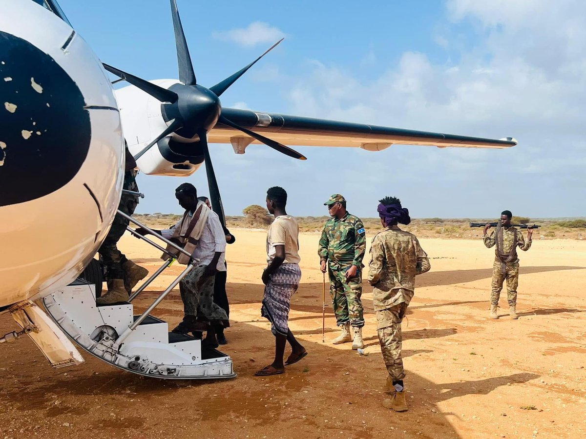 ArlaadiMnetwork's tweet photo. ⚡️UPDATE: #Somalia's @JSStatehouse conducted an airlift on Sunday, returning around 50 #Somali national forces to the capital #Mogadishu after they were captured during clashes in #Raskamboni the previous week. https://t.co/u6N5U4gtlN